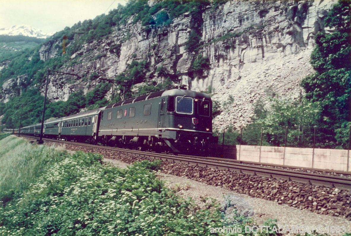 Re 6.6 sulla linea del gottardo.foto P.Adamoli.1986.flk.jpg