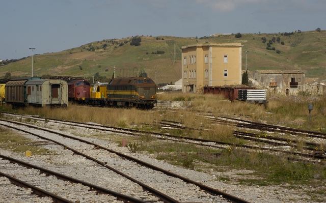 Copyraigt-lokdieselexSNCB-Castelvetrano-forum2G.archivioWBonmartini.foto.WBonmartini.jpg