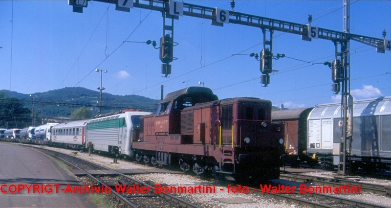 SBB-Bm.6_6_E.402B.xxx.trenoUpachinmanovra.ChiassoSt.10.9.2000.forum2G-Archivio Walter Bonmartini - foto - Walter Bonmartinijpg.jpg