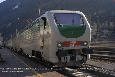 Copytrigt-E.402B.166_E402B_xxx-in sosta a Fortezza con ECperBrennero-9.3.2004.forum2G.archivio Walter Bonmartini - foto -Walter Bonmartini..0.jpg