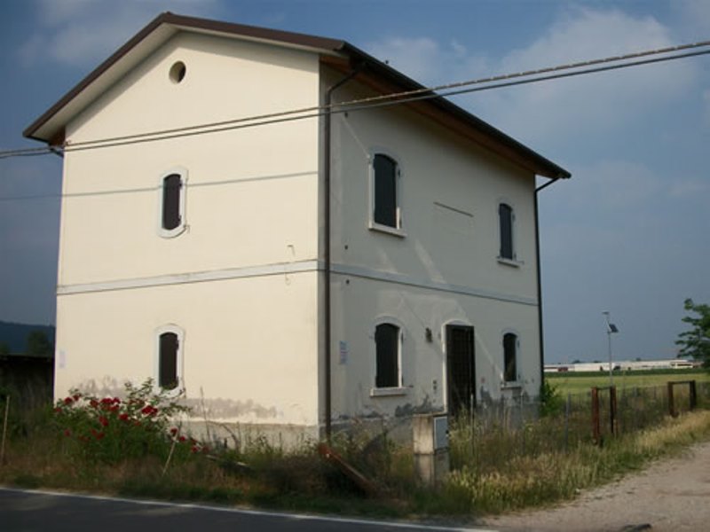 km 3 350 Ex-casello (M. Figus, 2010).jpg