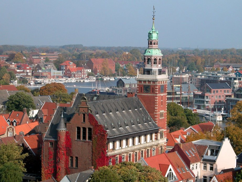 Leer_Rathaus_Hafen_townhall_harbour_2008.jpg