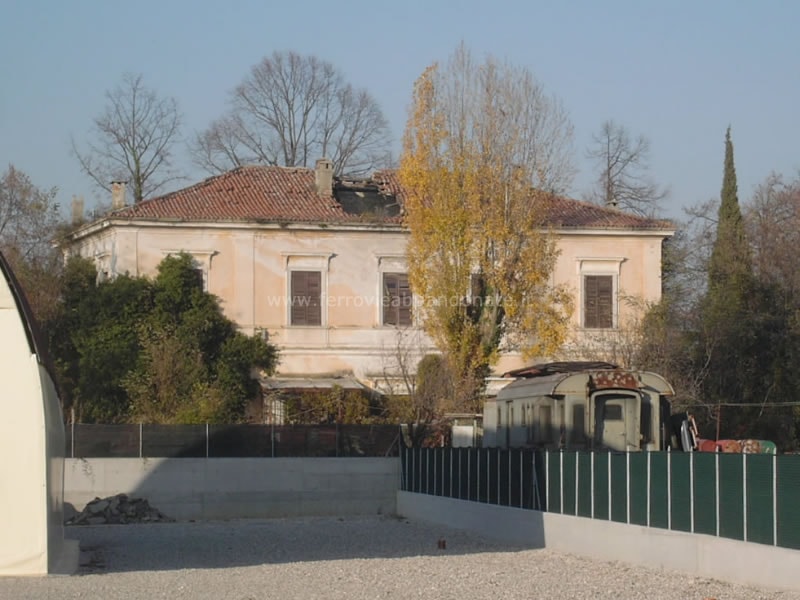 Vettura ex-stazione di Nervesa, R. Spagnolli 2011.jpg