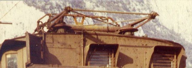 E.626.089.particolare pantografo.e.isolatori forum2g.Walter bonmartini-DL lecco.dicembre 1982.jpg