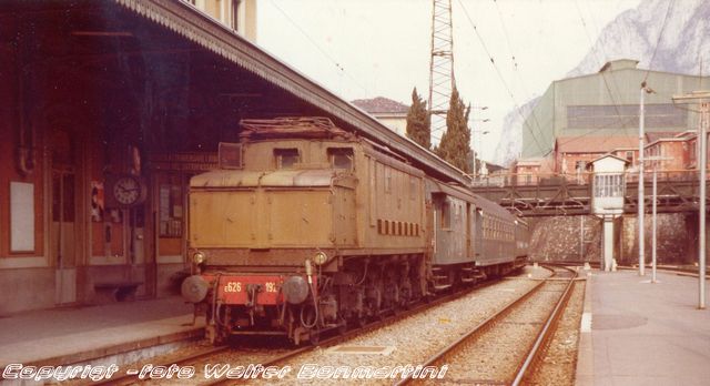 Copyrigt-E.626.192.Leccostazione conlocaleinpartenzaforum2G-archivioWBonmartini-fotoWbonmartini-12.2.1983..._02.jpg