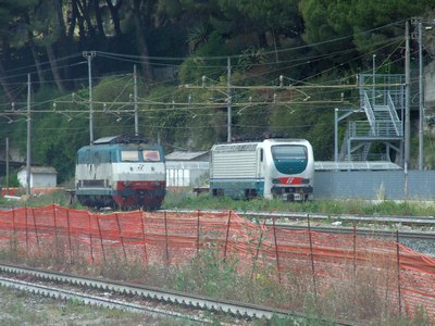 Copyrigt E.444.115_E.402b.169-in attesadieffettuareICeEC-XXMiglia-26-5-2017-archivioWalterBonmartini-foto-WalterBonmartini-Genova e Ventimiglia. 26--5 - 2017 022.forum2G.jpg