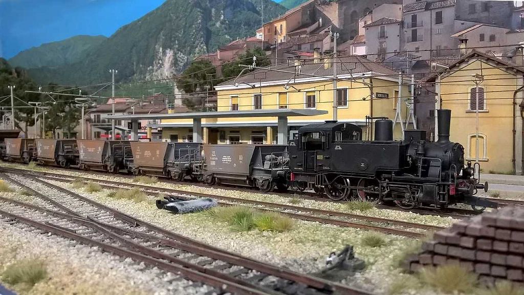 GR 835 con carri pietrisco 1.jpg