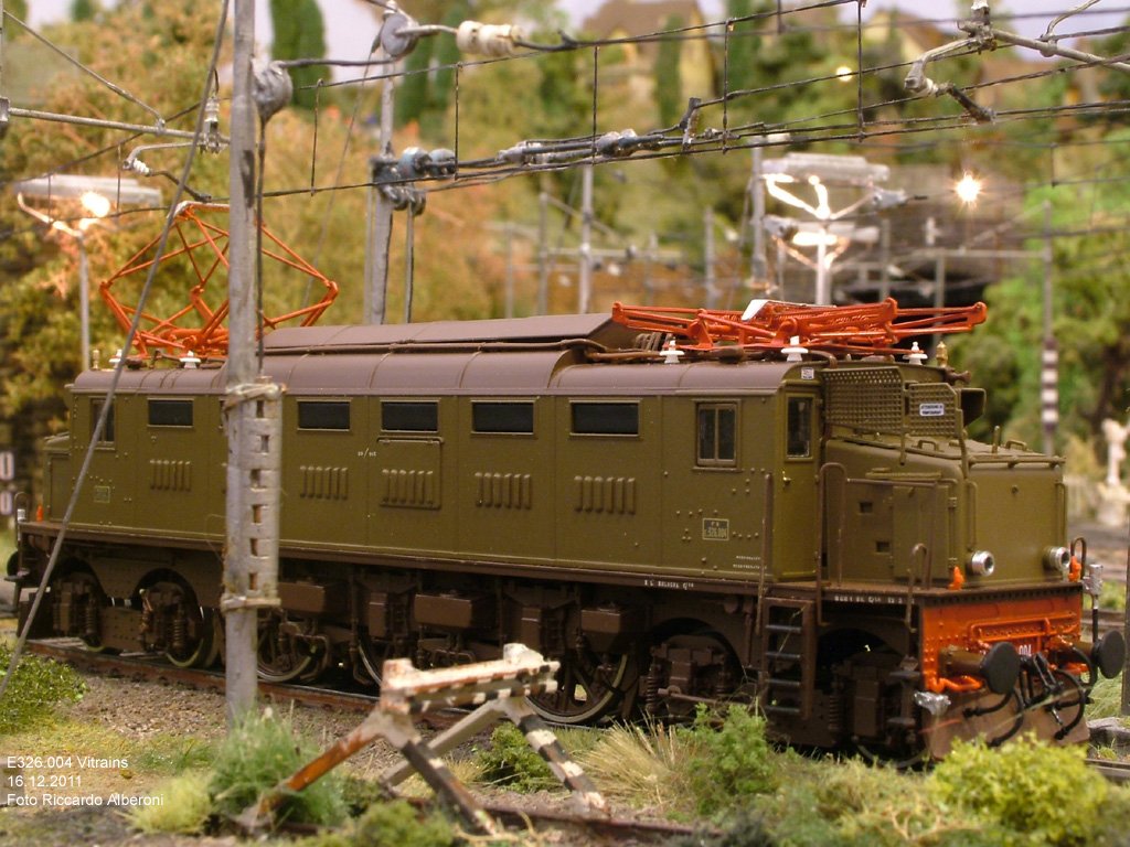 E326.004 Vitrains.jpg