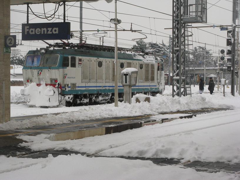 Faenza 02-02-2012 forse locomotiva spalaneve IMG_3638-ridimensionata.JPG