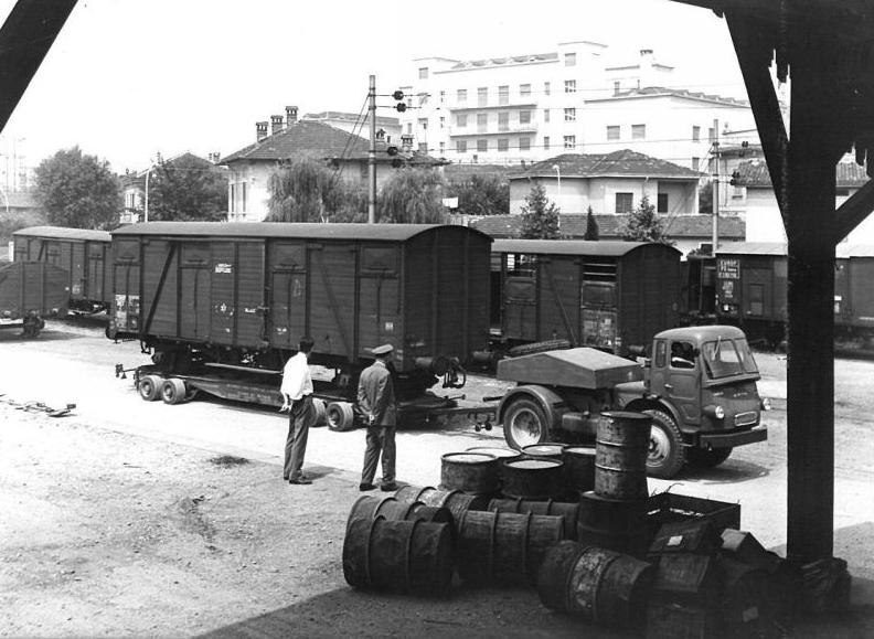C__Data_Users_DefApps_AppData_INTERNETEXPLORER_Temp_Saved Images_TREVIGLIO_C_LE- Samecar Elefante TS per il traporto di vagoni ferroviari (1963).JPG