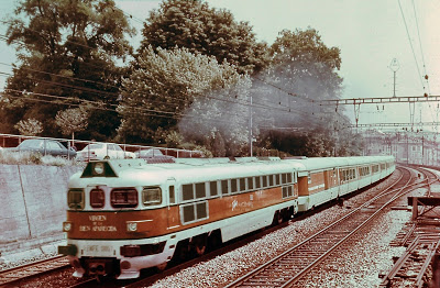 Renfe 2 train-tee-talgo-catalan-locomotive-diesel-de-la-renfe-au-depart-de-geneve.jpg