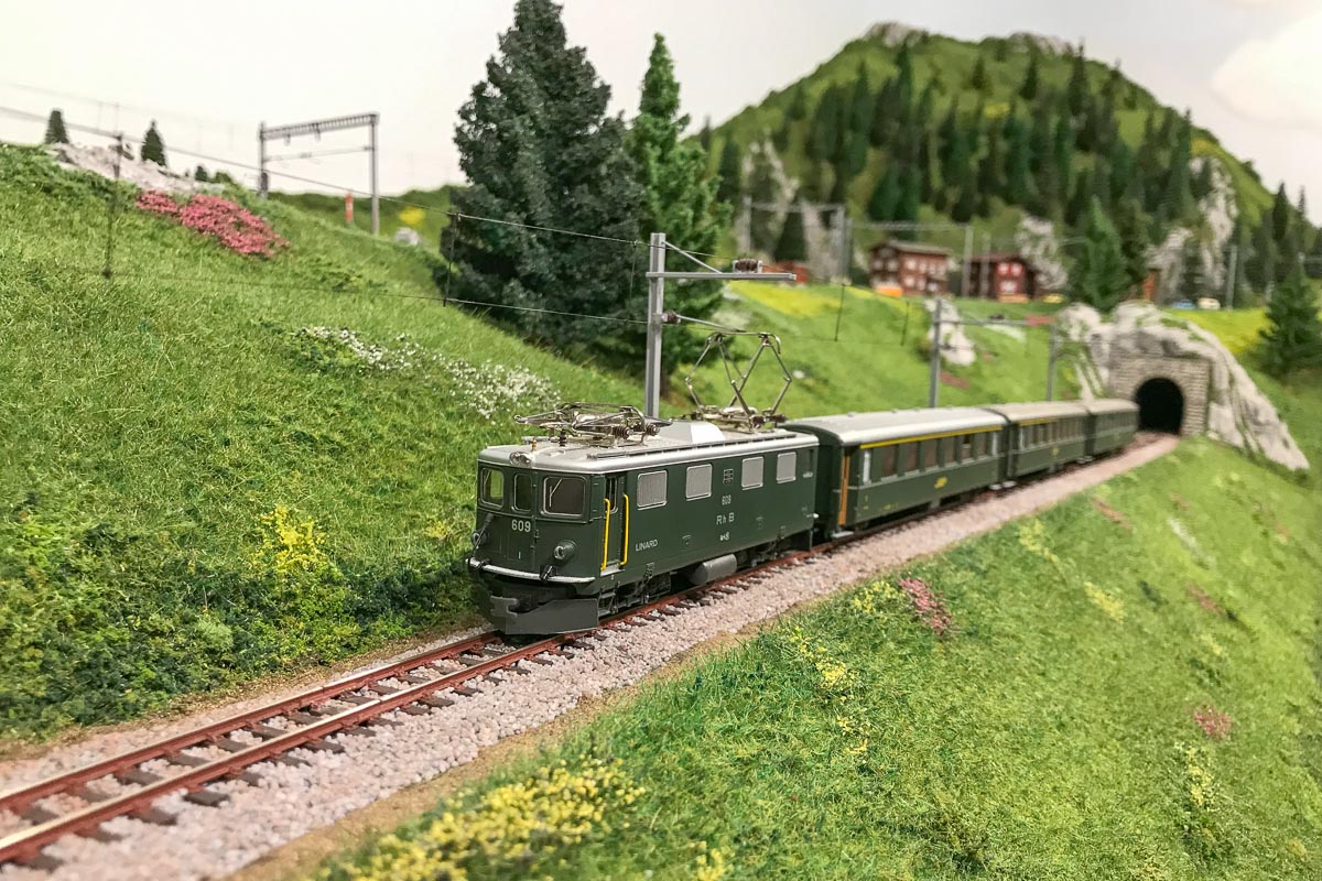 convoglio passeggeri livrea verde con Ge 4-4 I n° 609-3.jpg