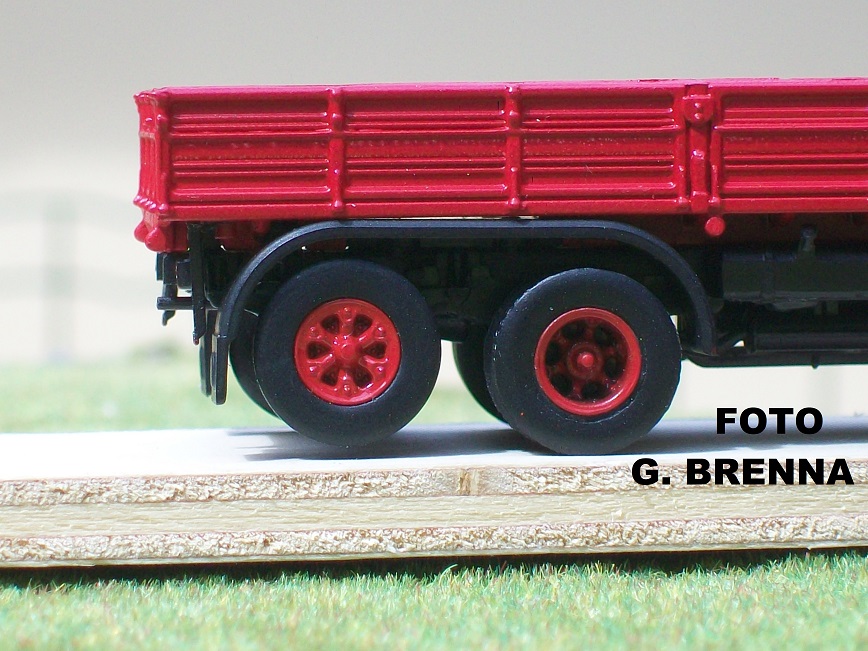 690 DETTAGLIO CARRELLO SOLLEVATO.jpg