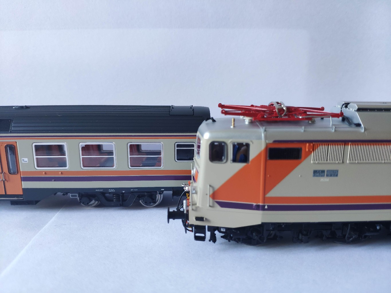 Vitrains2-Hornby.jpg