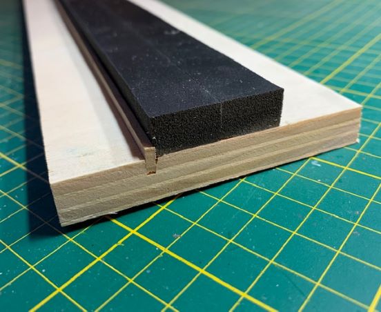 Fase 3 _ incollaggio gomma accostata alla guida.1.jpg