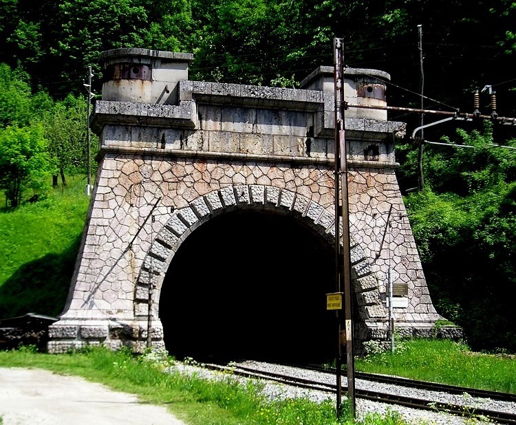 GALLERIAKaravanke_rail_tunnel-south_entrance.jpg
