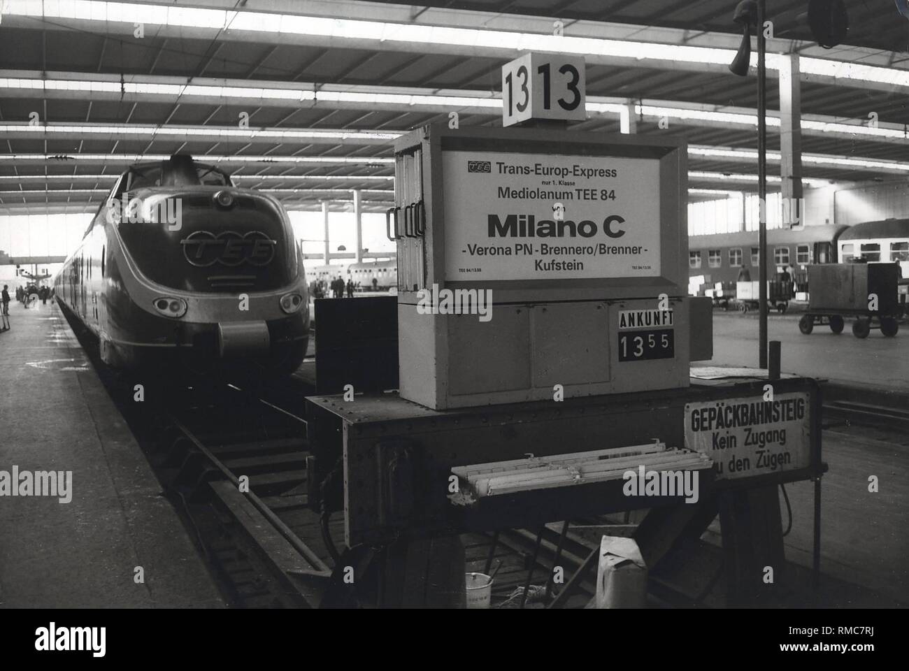 serie-de-l-historique-muenchen-hauptbahnhof-octobre-1971-la-plate-forme-avec-un-trans-europ-express-de-milano-rmc7rj.jpg
