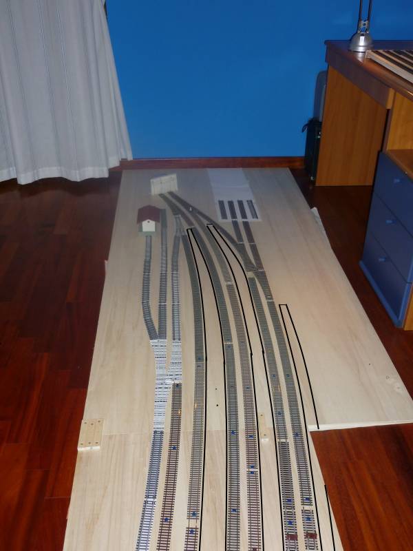 radice e piazzale ovest con fascio merci.jpg