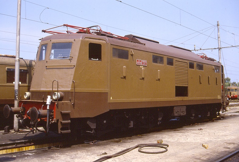 Paola_-_deposito_locomotive_-_locomotiva_E.424.143_-_14-07-1986.jpg