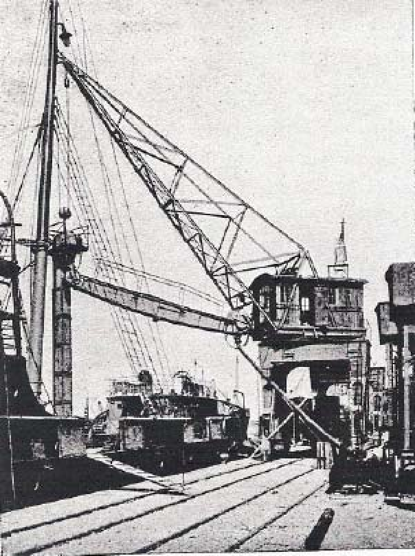 Electric-crane-mounted-on-a-railway-in-the-port-of-Venice-1900-Cagli-Bernadini-1905.png