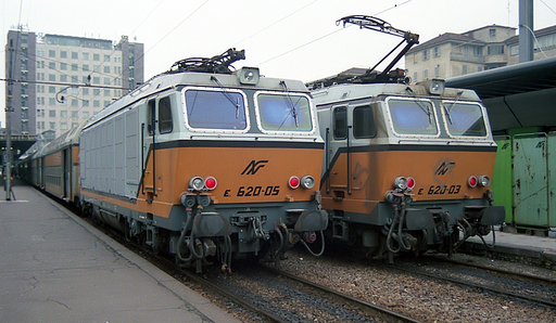 Milano_-_stazione_ferroviaria_Cadorna_-_locomotive_FNM_E.620-05_ed_E.620-03_-_25-02-1995.jpg