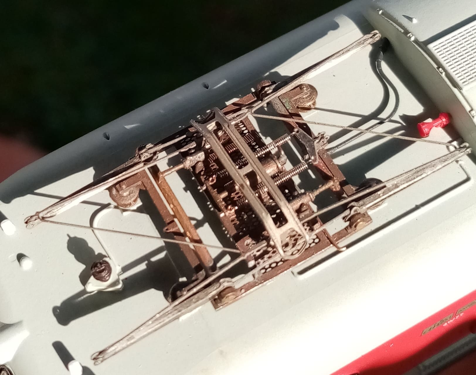 pantografo 52 su e444R Roco.jpg