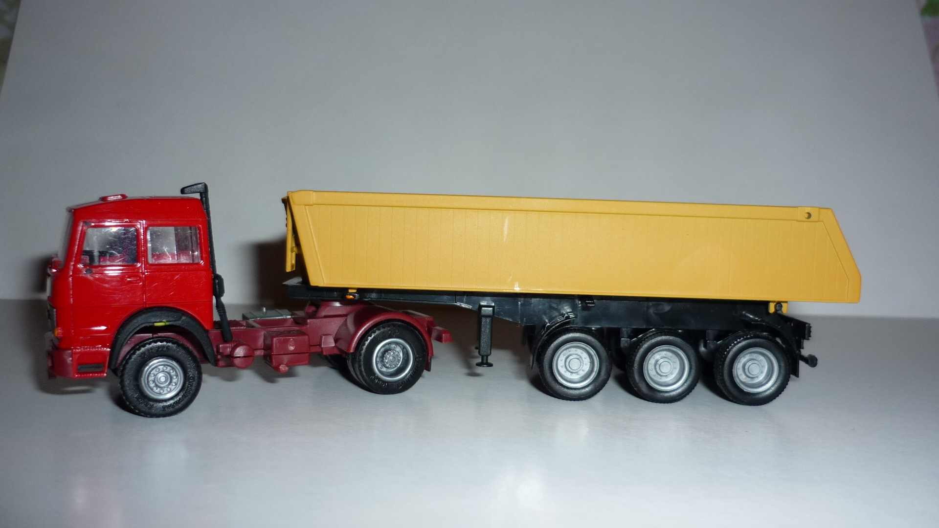 IVECO ROSSO RIBALTABILE.JPG