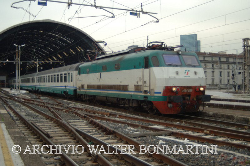 E.444.089-EC in partenza per Chisso-Zurigo-13.12.2012-forum2G-archivioWBonmartini..jpg