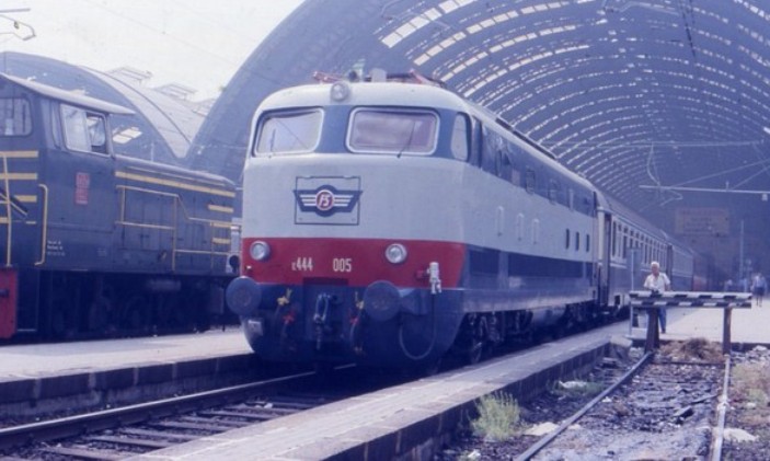 E 444 005 no mod. con IC Milano C.le 25.08.89.jpg