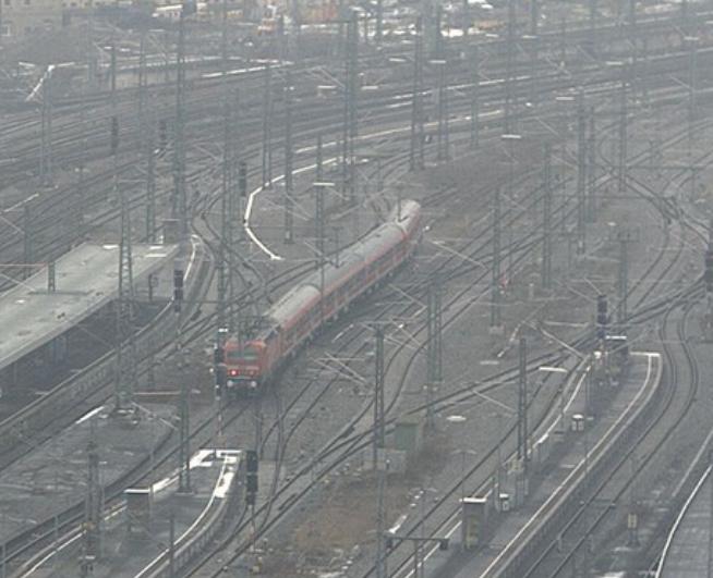 Stuttgart - 25-02-2013 treno su binario che sembra scomparso - porzione.JPG
