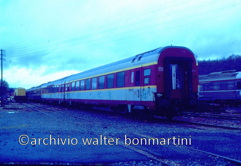 SNCF vetture TEE interno-accantonate.forum2G.archivioWalterBonmartini.jpg