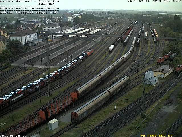 Plattling - 25-05-2013 merci di bisarche entra in deviata mentre un cisterne si allontana verso Monaco ed una colonna manovra.JPG