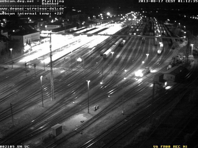 Plattling - 17-08-2013 01-12 lungo treno navetta in sosta sul binario 8.JPG