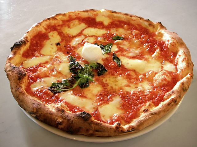 Eq_it-na_pizza-margherita_sep2005_sml [640x480].jpg