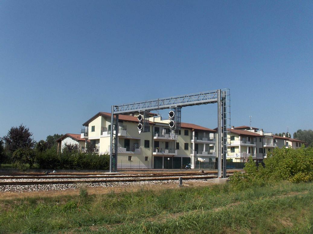 segnale a portale brescello.jpg