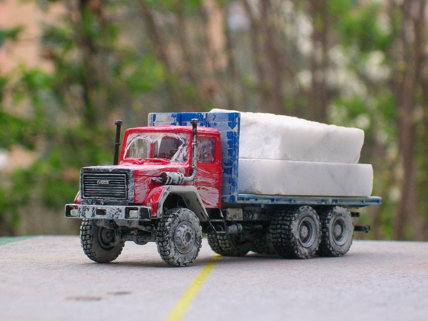 IVECO 320 CAVA MARMO SPORCATO CON LA PENNELLESSA CINGHIALE.jpg
