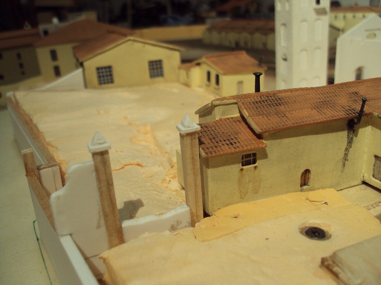 muro cinta alloggi dietro fonderia.JPG