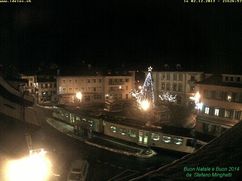 Bex - 02-12-2013 piazza con neve - albero di Natale - trenino - auguri 2013.JPG