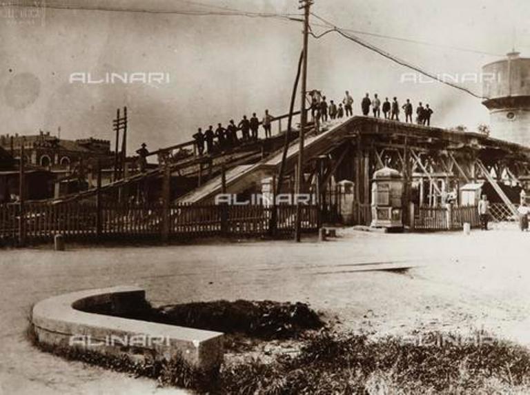 AVQ-A-004717-008 getto piattabanda per passarella pedonale stazione treviso 19171.jpg