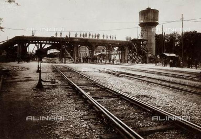 AVQ-A-004717-0080 costruzione passarella pedonale 1917.jpg