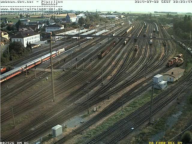 Plattling 02-07-2014 treno con carrozze rosse e blu.JPG