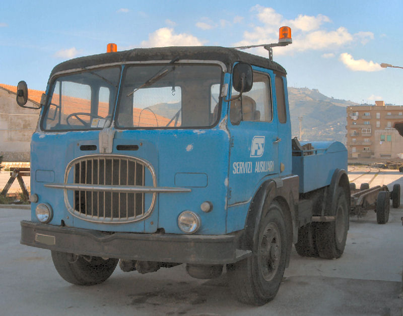 Fiat 682 Trattore per trasporto carri ferrioviari-Trapani-16-2-2003.flkr.jpg
