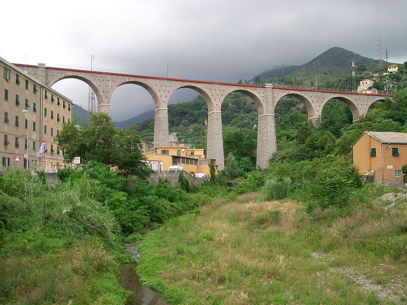 800px-Ponte_ferroviario_Panigaro_Genova.jpg
