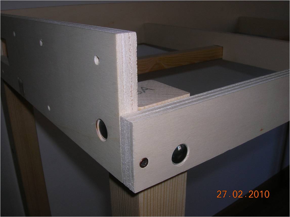 Paricolare fissaggio zampe a telaio da esterno.jpg