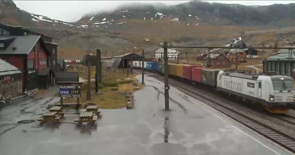 Finse - 06-10-2014 merci con Vectron entra in 2o binario.jpg