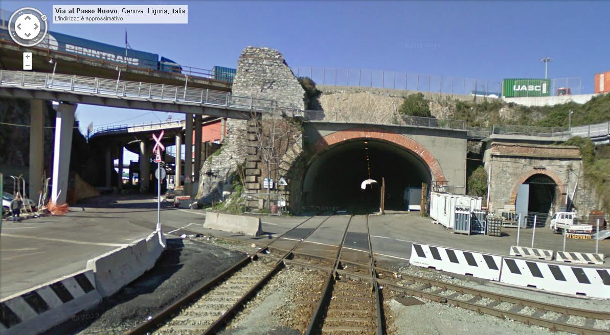 Sotto la Lanterna a Genova.JPG