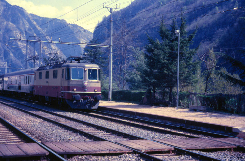 SBBCFFFFS-Re4_4II-livreaTEE-Varzo- anni .80...TT.jpg