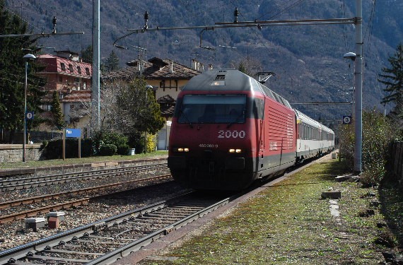 SBB-Re460.xxx-intransitoaVarzo-26.1.2009-archivioWBonmartini_foto_Wbonmartini.jpg