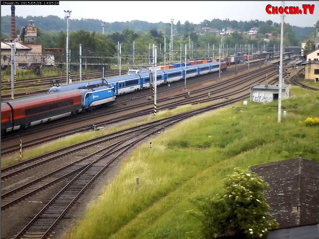 Chocen - 26-05-2015 incrocio fra due RailJet uno azzurro l altro bordeau con locomotive scambiate.JPG