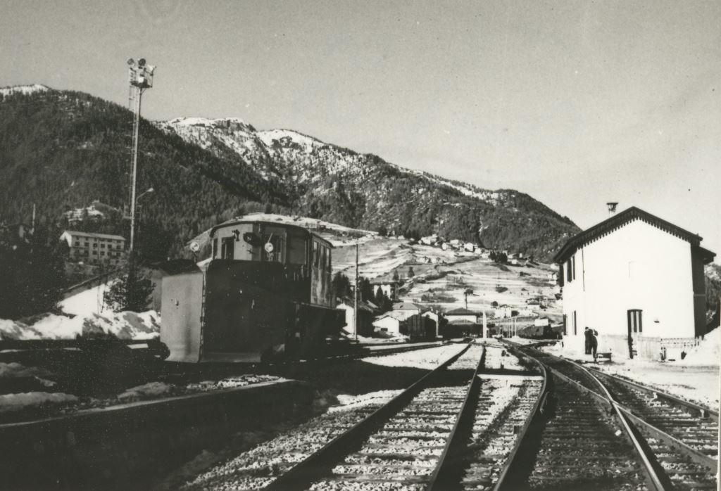 Vnx 806 213 Calalzo - Pieve di Cadore anni 60 foto FS.jpg